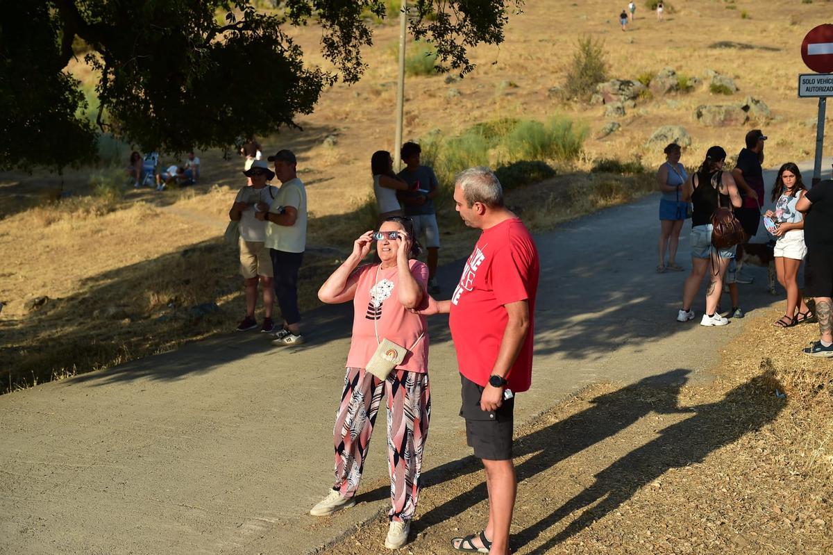 Galería | Los extremeños ya portan sus gafas para ver el eclipse con seguridad