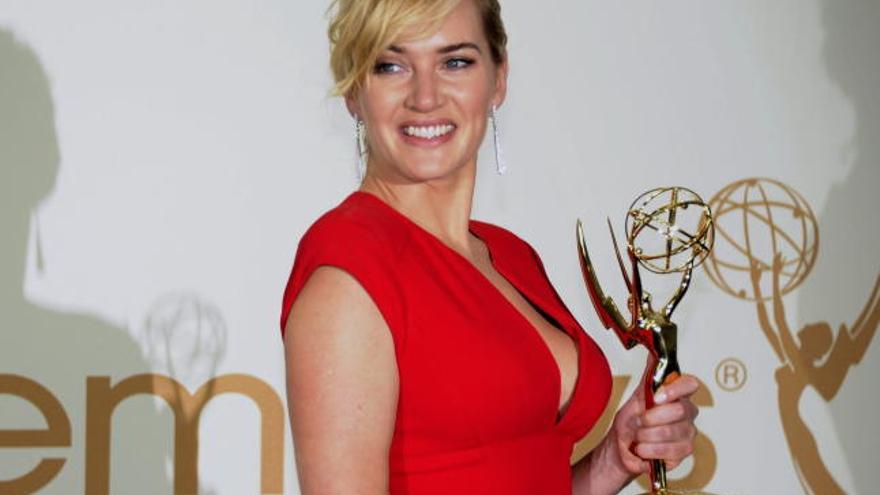 Kate Winslet sostiene su Emmy a mejor actriz principal en una miniserie por su papel en &#039;Mildred Pierce&#039;.