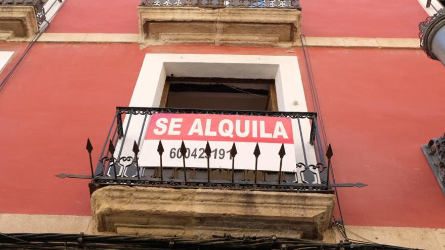 Un piso con el cartel de «se alquila» en el centro histórico de la ciudad de Alicante.