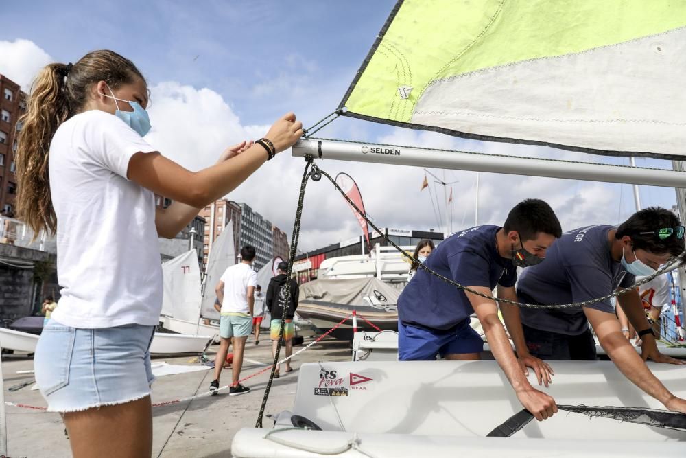 Nueva normalidad en las escuelas de vela de Gijón