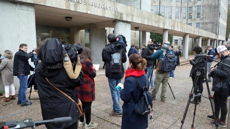 Medios informativos, ayer, ante los juzgados compostelanos.