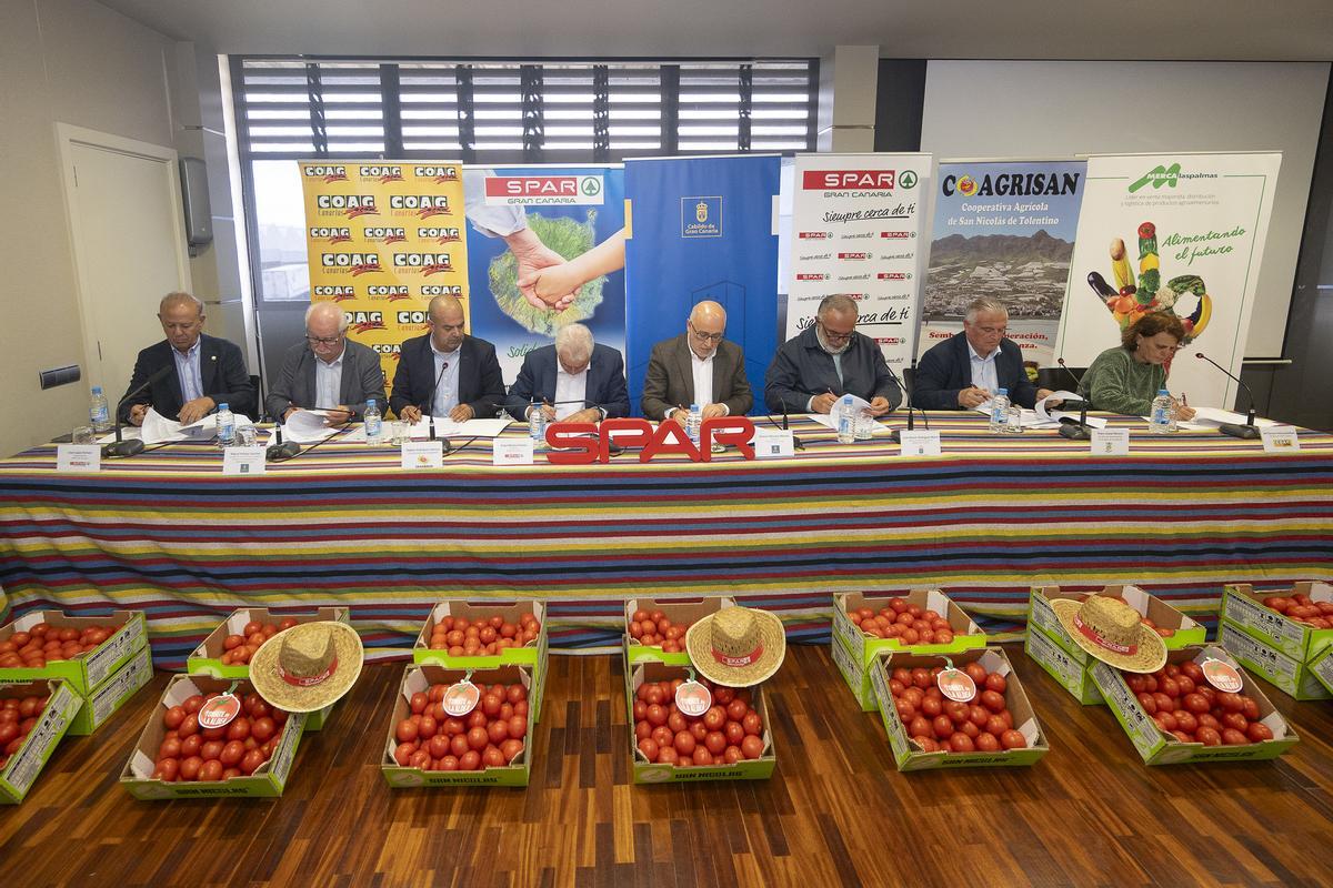 Un momento de la firma del convenio.