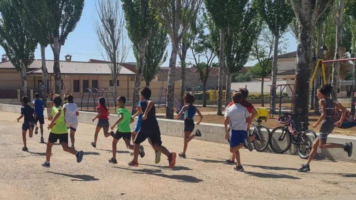 Los pequeños corren en las inmediaciones del parque El Mulero. | Cedida