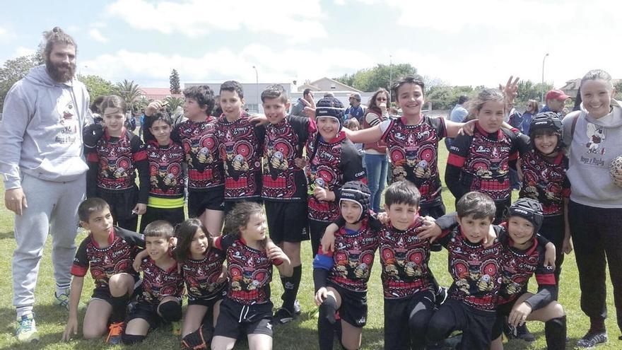 Jugadores de la escuela del Coreti Rugby Lalín flanqueados por Monti (izqda.) y Begoña Blanco (dcha.). // FdV