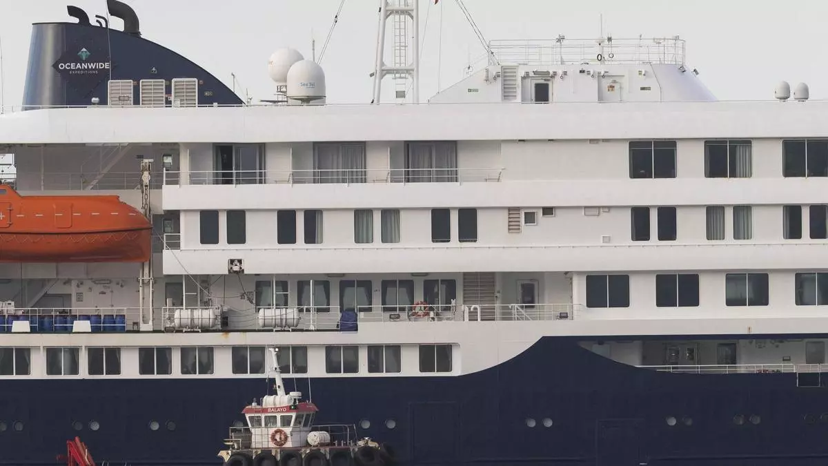 Las imágenes captadas por el dron de la Guardia Civil durante el desembarco de los pasajeros españoles
