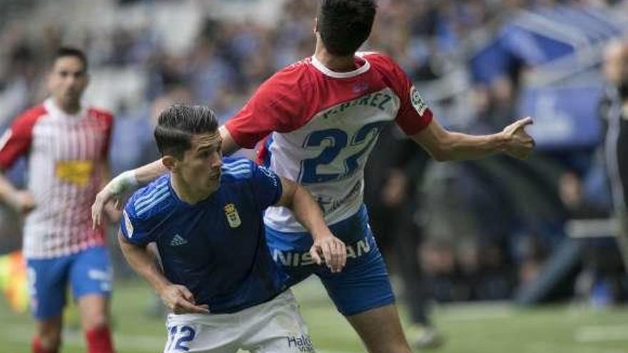 Álvaro Vázquez cabecea el balón ante Babin y Aitor García.