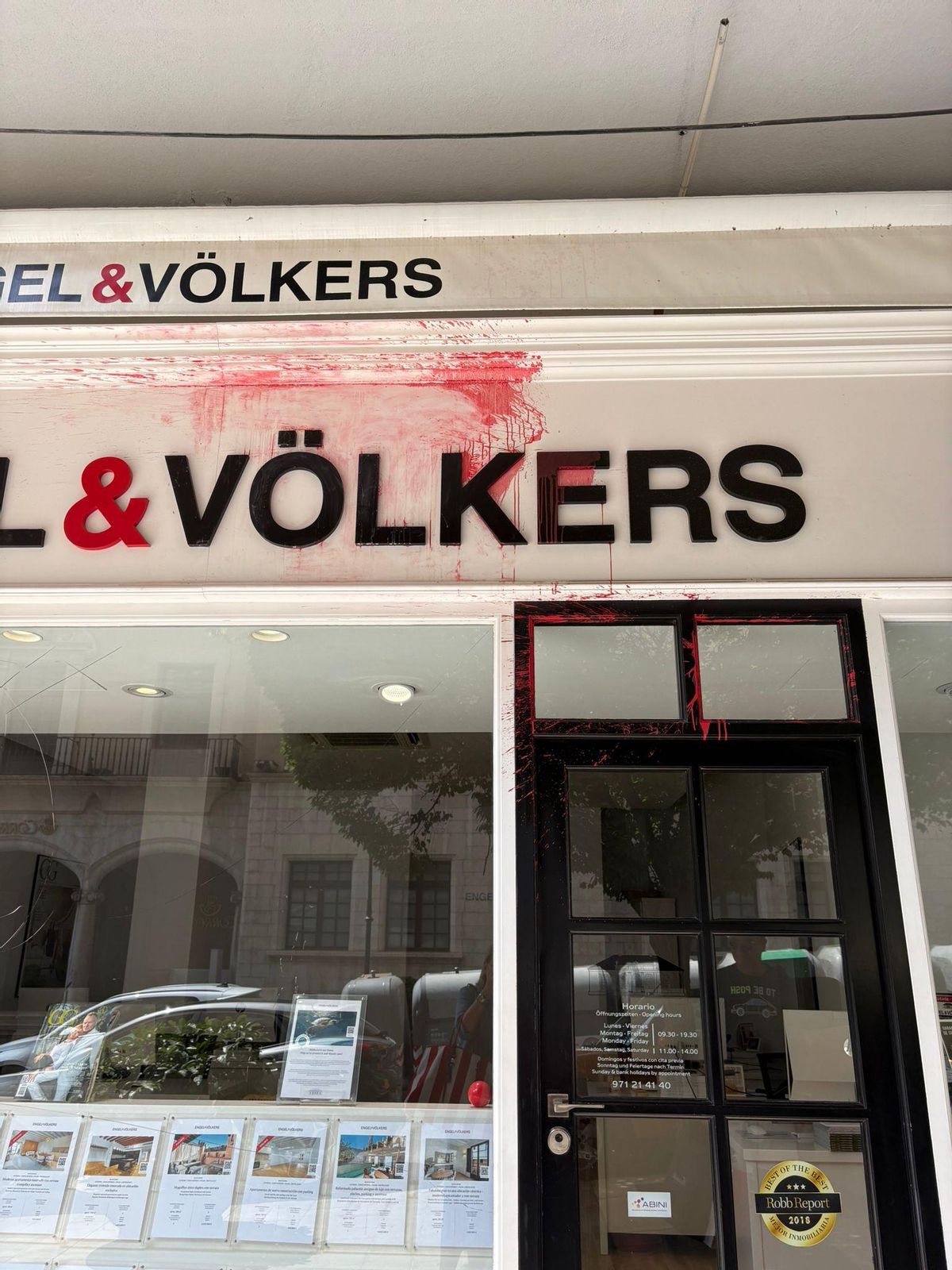 Farbattacke auf ein Immobilienbüro in Palma.