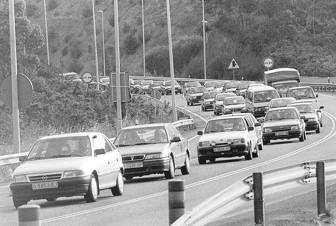 Año 2000: Retenciones de tráfico en Soto del Barco, apodado "El semáforo del Cantábrico", porque obligaba a parar a todos los coches