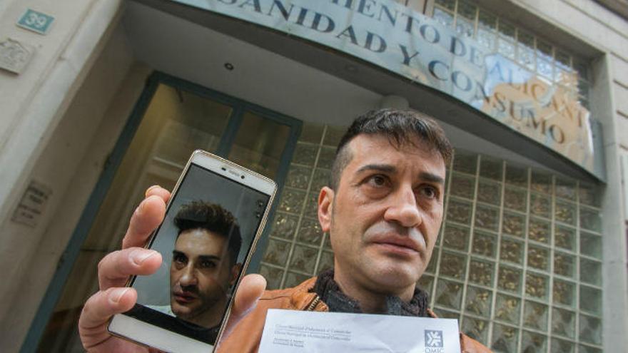 Víctor Encabo sostiene la reclamación que puso en el Ayuntamiento y una foto de móvil en la que aparece la imagen que tenía antes