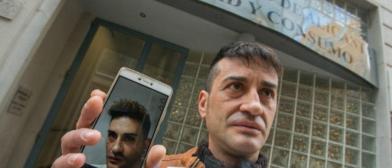 Víctor Encabo sostiene la reclamación que puso en el Ayuntamiento y una foto de móvil en la que aparece la imagen que tenía antes