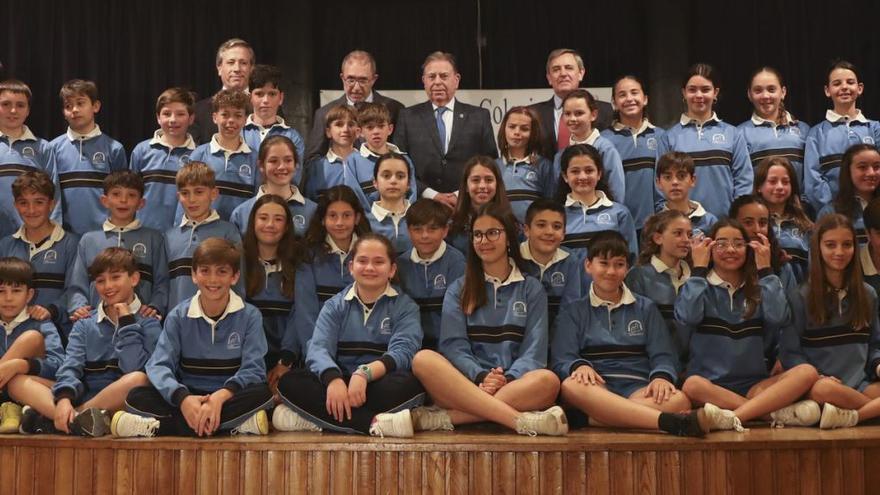 En la última fila, en el centro, por la izquierda, Rafael Morán, Jorge Encinas, Alfredo Canteli y Abel Fernández, junto a los alumnos del colegio Santa María del Naranco que recibieron ayer sus diplomas por participar en el taller. | Luisma Murias