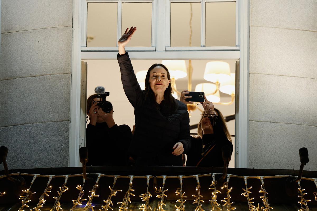 Nobel Peace Prize laureate Maria Corina Machado waves at the Grand Hotel, in Oslo, Norway, early Thursday, Dec. 11, 2025. (Jonas Been Henriksen/NTB Scanpix via AP) Associate Press/ LaPresse Only Italy and Spain. EDITORIAL USE ONLY ITALY AND SPAIN