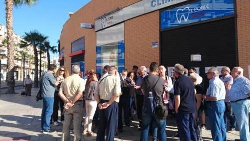 Los afectados por el cierre de una clínica denunciarán al propietario y exigen sus historiales