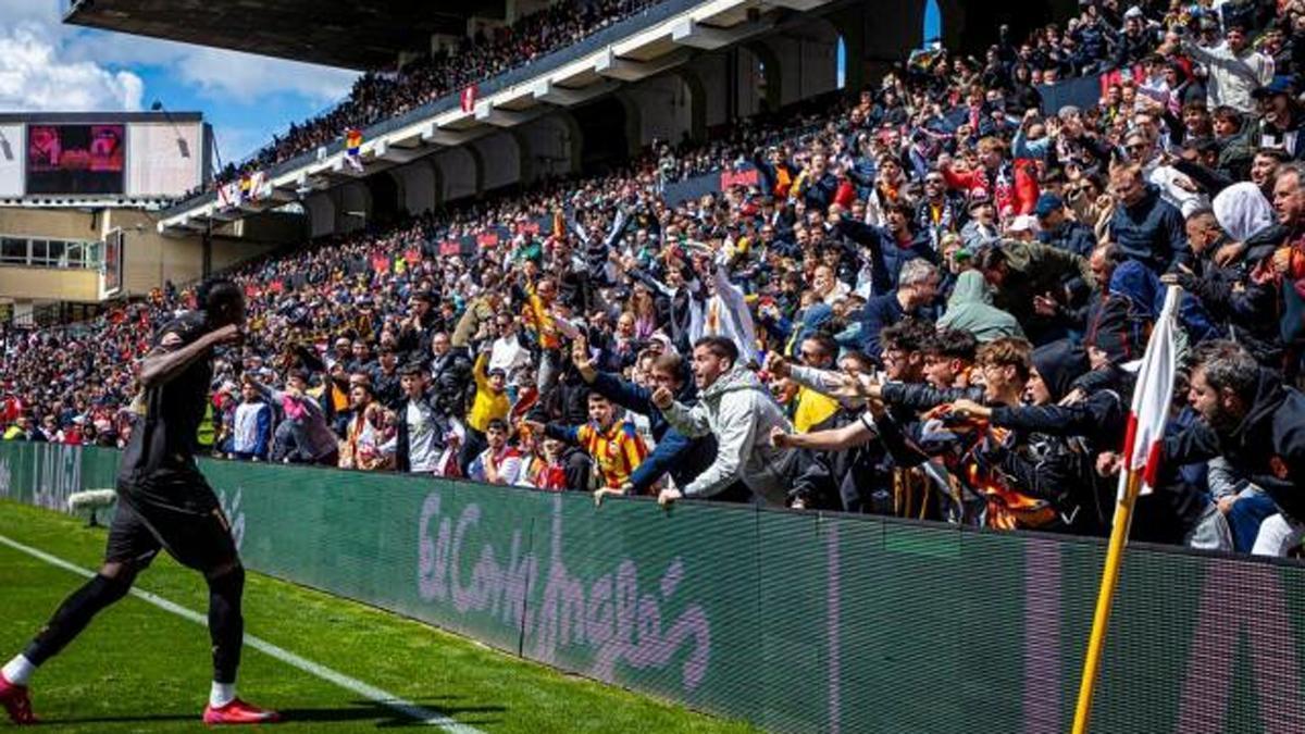 La afición valencianista celebra el tanto de Sadiq en Vallecas la pasada temporada