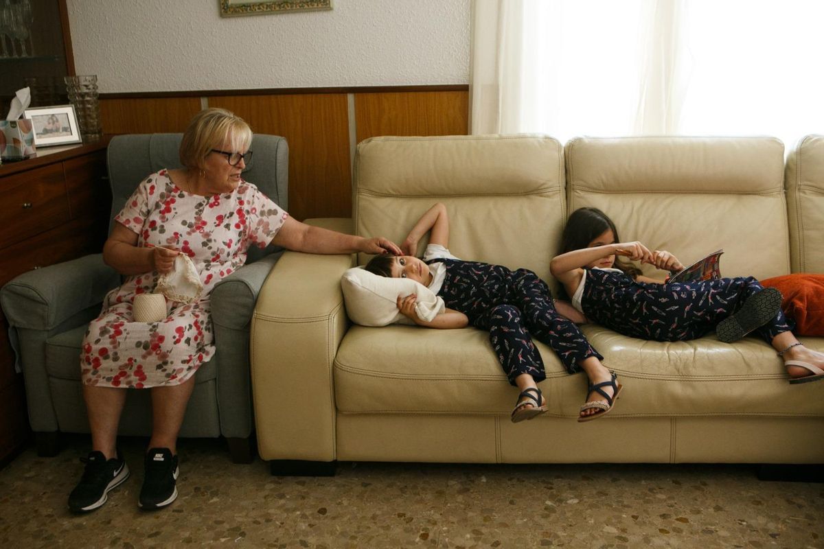 Una abuela cuida a dos de sus nietas. Una abuela cuida a dos de sus nietas.