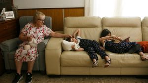 Una abuela cuida a dos de sus nietas.