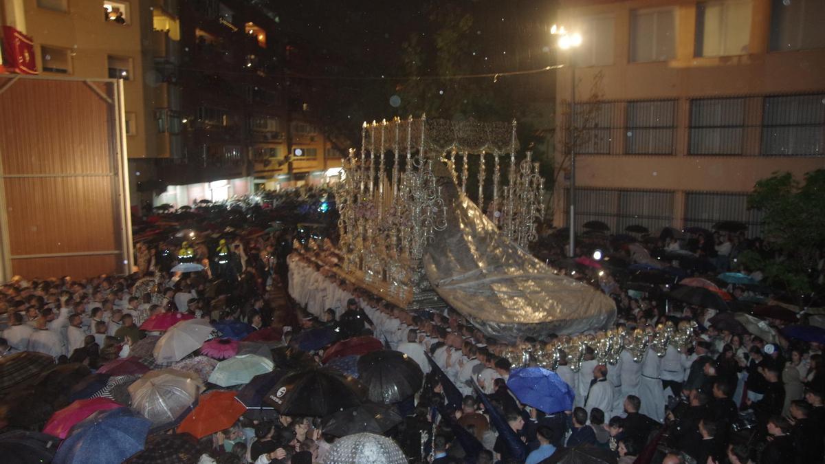 María Santísima del Gran Perdón, de la hermandad del Prendimiento, bajo la lluvia.