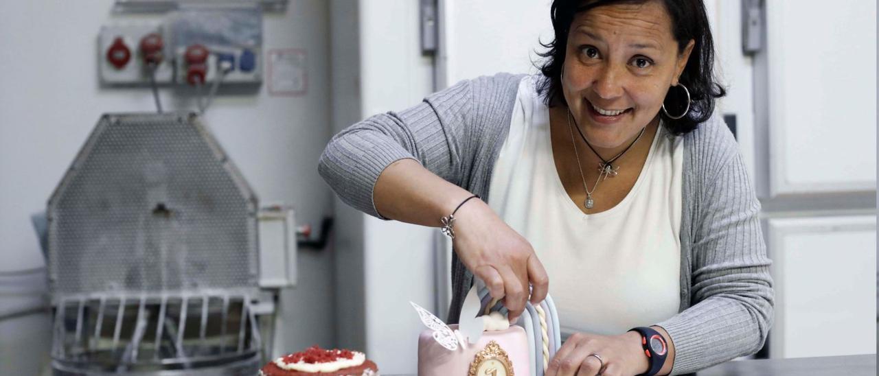 Karla Fiol muestra una de las tartas
 decorativas que ha elaborado.
. m.a.montesinos