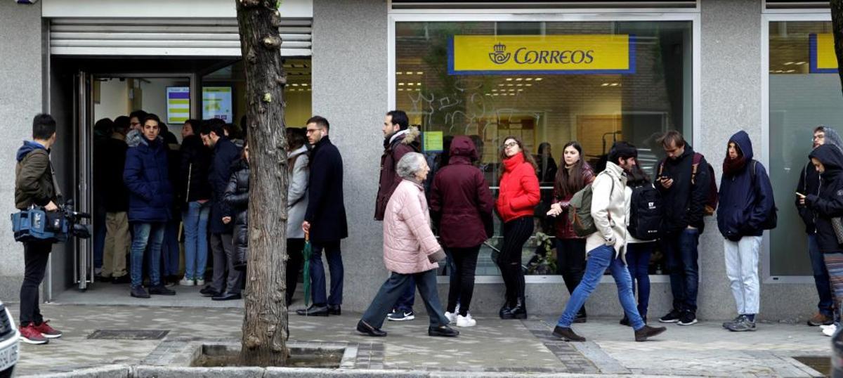 Colas en las oficinas de Correos.