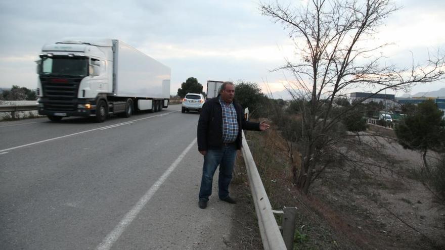 José Cánovas Poveda, presidente del Área Comercial de La Hoya, posa en la carretera nacional que une la pedanía con Lorca, donde se quiere habilitar una salida de autovía que entre al Polígono de La Hoya.