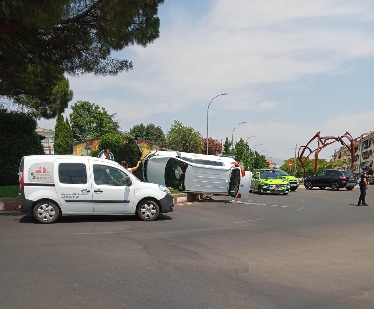 El coche empotrado en la rotonda de los Alamitos de Plasencia.