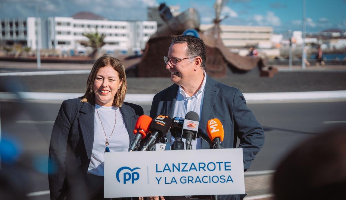 Astrid Pérez y Poli Suárez en un acto preelectoral en Arrecife.