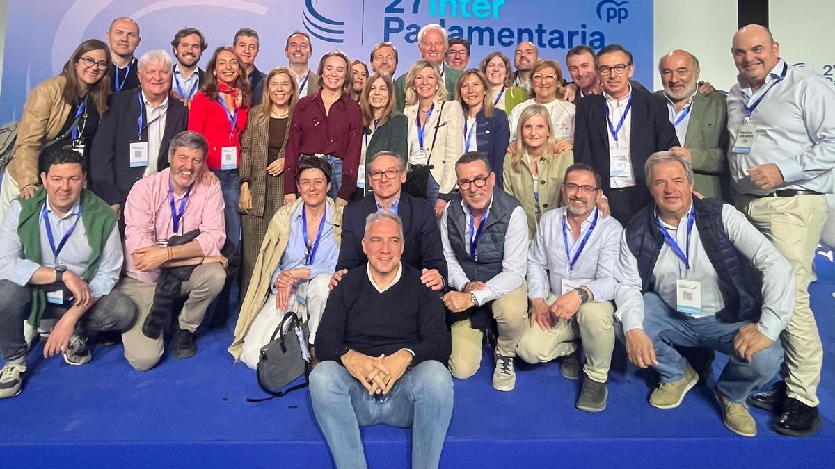 Delegación aragonesa a la Interparlamentaria del PP en Sevilla, junto a Cuca Gamarra y Elías Bendodo.