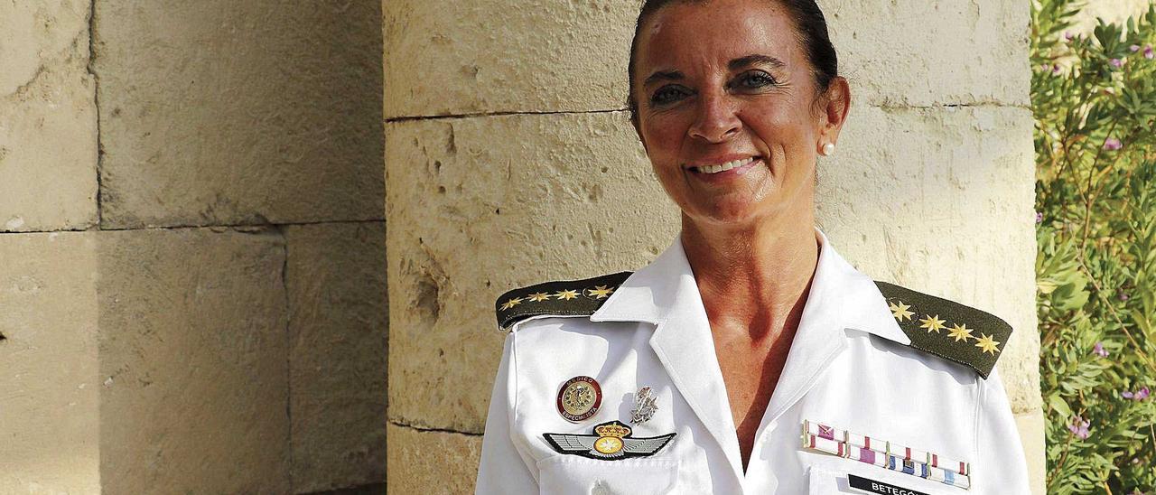 La coronel médico Ana Betagón Sanz posa en Menorca, donde ofreció ayer una conferencia sobre el papel del Ejército durante la pandemia.