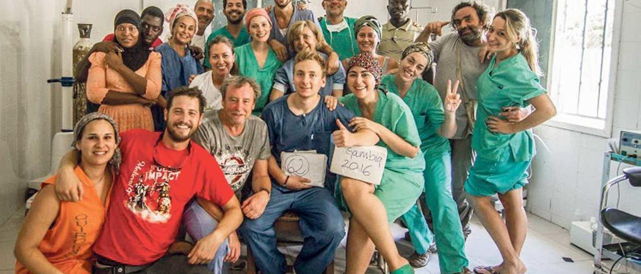 Foto de familia del equipo médico que participó en la experiencia en el país africano.