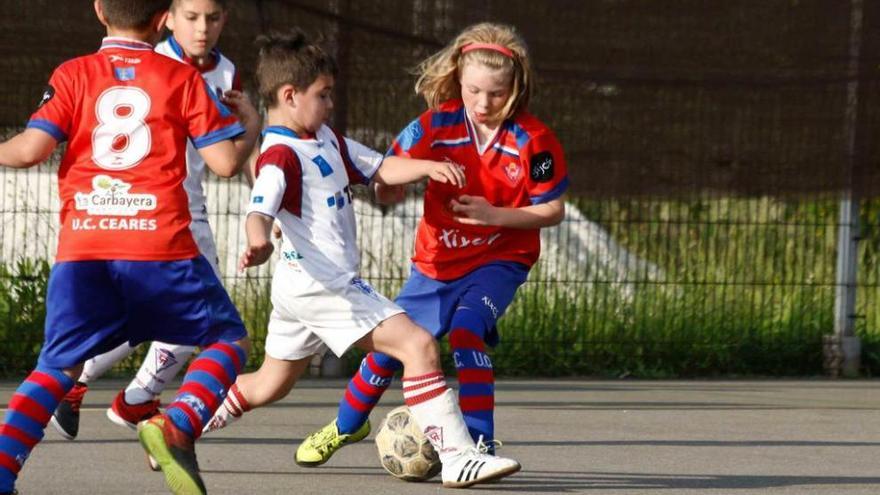 Ariadna González, ayer, disputa un balón en un torneo con su equipo del Ceares.