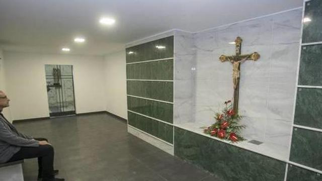 Cenizas sagradas al amparo de la iglesia en Alicante