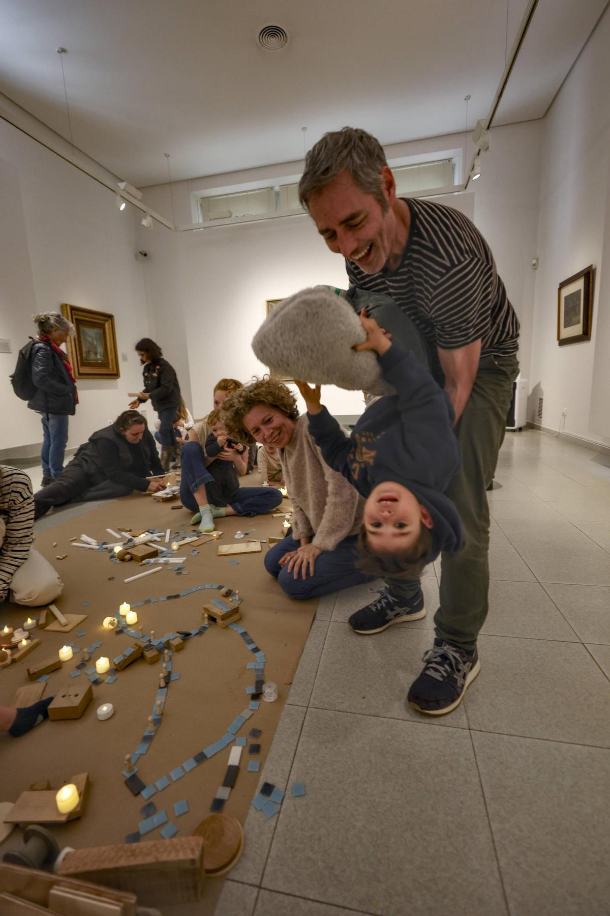 El arte y el juego infantil, de la mano en el Museo Piñole de Gijón para celebrar el Día de los Museos, en imágenes