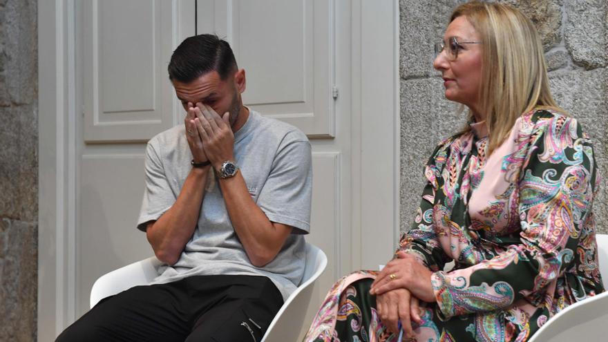 Lucas Pérez recuerda a sus abuelos en un encuentro de Cruz Roja