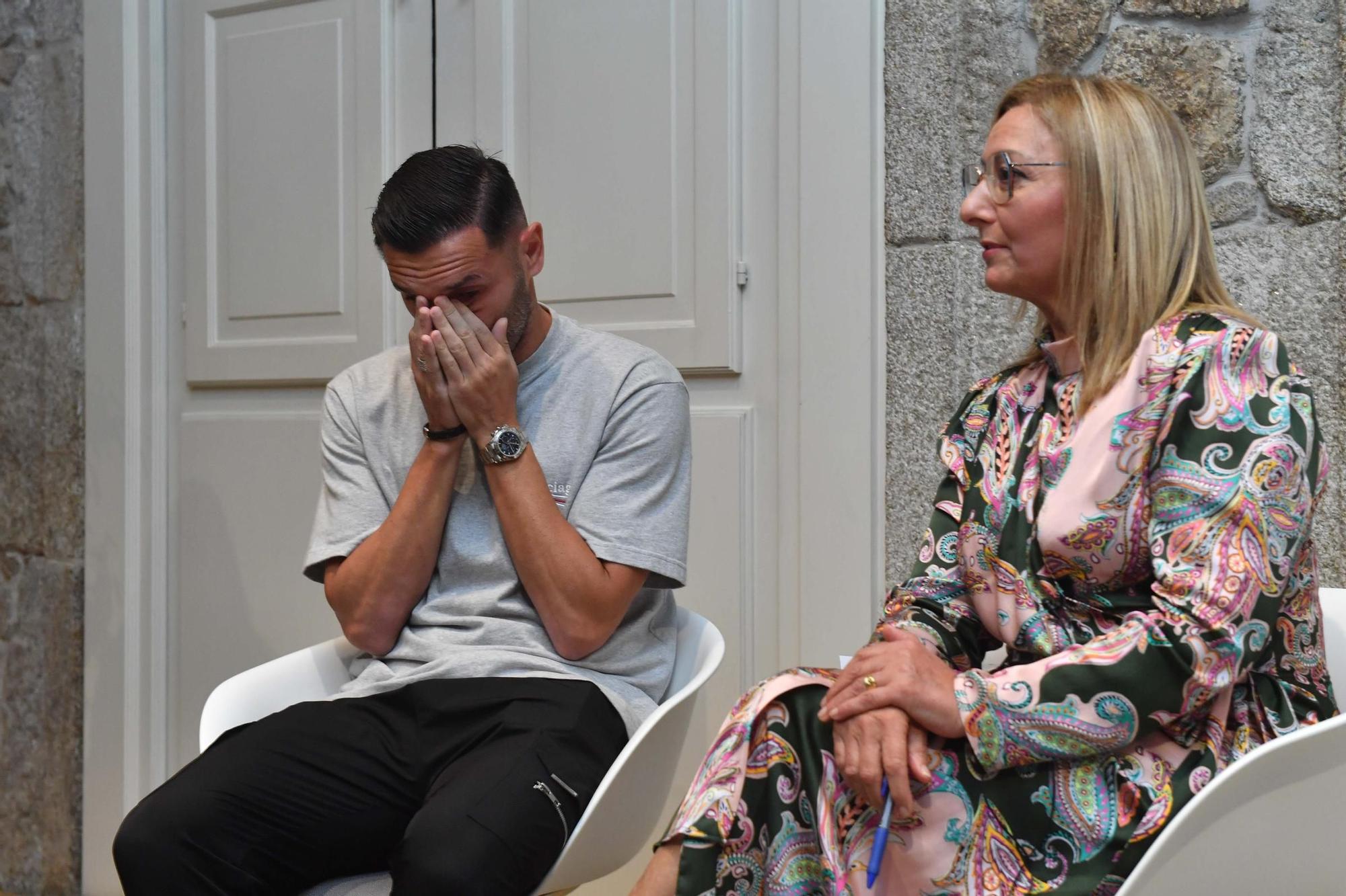 Lucas Pérez recuerda a sus abuelos en un encuentro de Cruz Roja