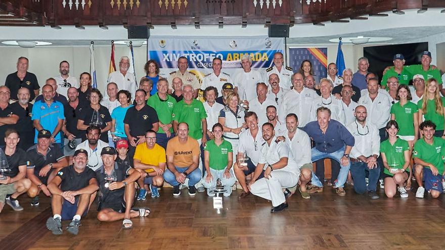 Foto de familia tras la entrega de premios en las instalaciones del Real Club Náutico de Tenerife. | | E.D.
