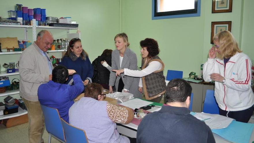 La directora xeral de Maiores, Fabiola García, con el alcalde de Pazos, Andrés Iglesias, esta mañana en el centro de Aspavi en Pazos. / FdV