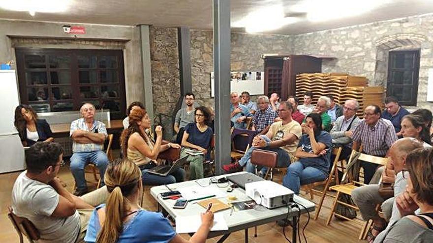 Reunió entre veïns, ajuntaments i propietaris per valorar la temporada d&#039;estiu a la riera de Merlès