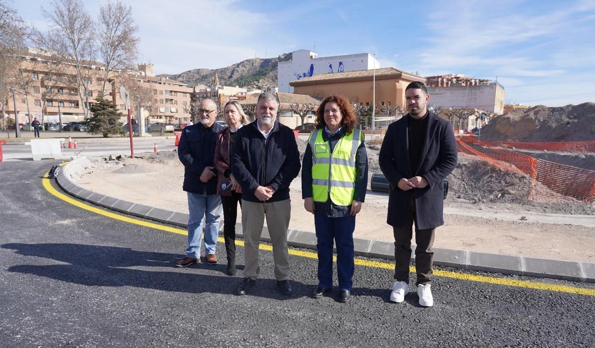 La directora General de Infraestructuras visita las obras en Villena acompañada del alcalde, el portavoz del PP y dos ediles.