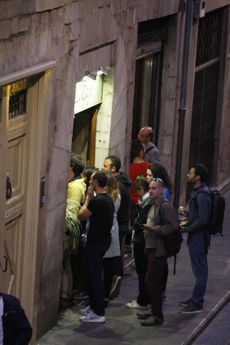 La gent concentrada a la Plaça del Vi.