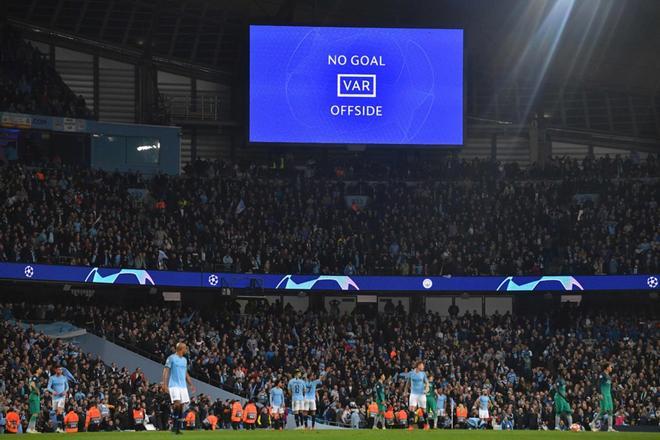 Una pantalla muestra la decisión del VAR que anuncia que el gol de Raheem Sterling, fue anulado en los minutos finales del partido de la UEFA Champions League entre Manchester City y Tottenham Hotspur en el Estadio Etihad en Manchester, en Inglaterra