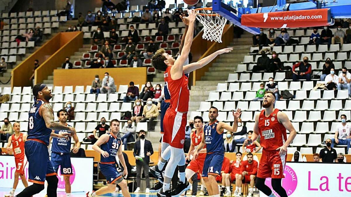 Pep Busquets a punt de fer cistella diumenge a Fontajau contra el Tizona (93-73).