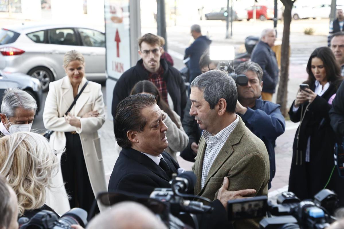 El Soro y Vicente Barrera se abrazan en la capilla ardiente de Arévalo en València