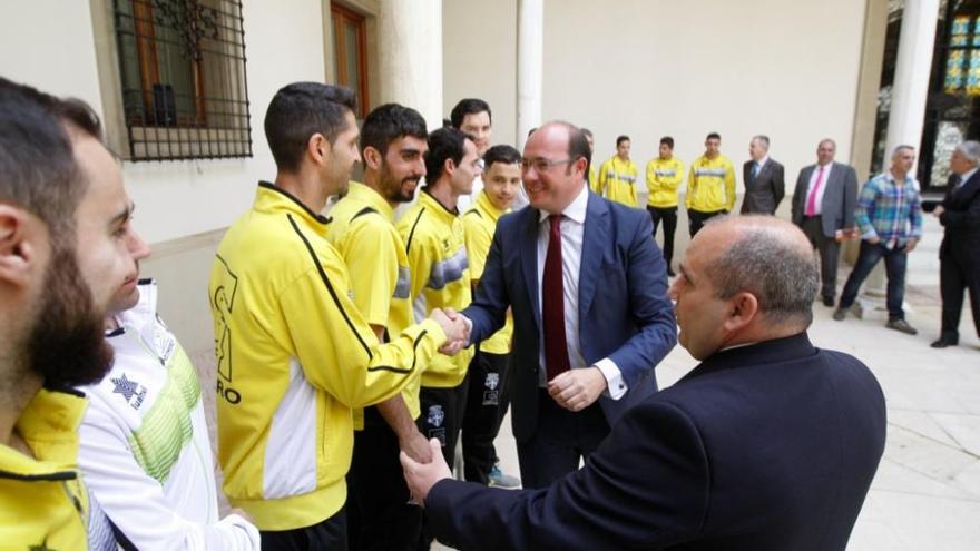 El presidente recibe al Plásticos Romero tras el ascenso