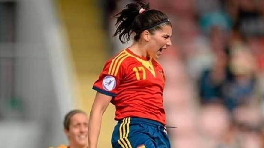 Lucía celebra un gol con la selección española sub-17.