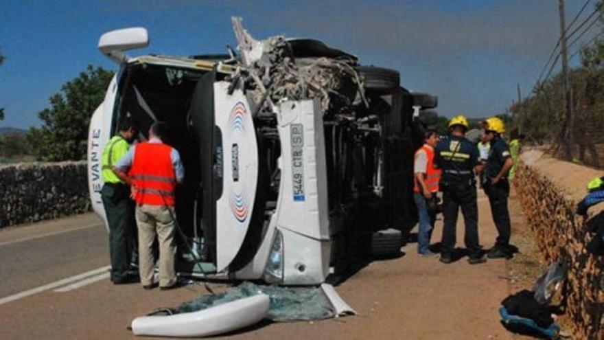 Catorce heridos, uno de gravedad, al vocar un autobús en Manacor