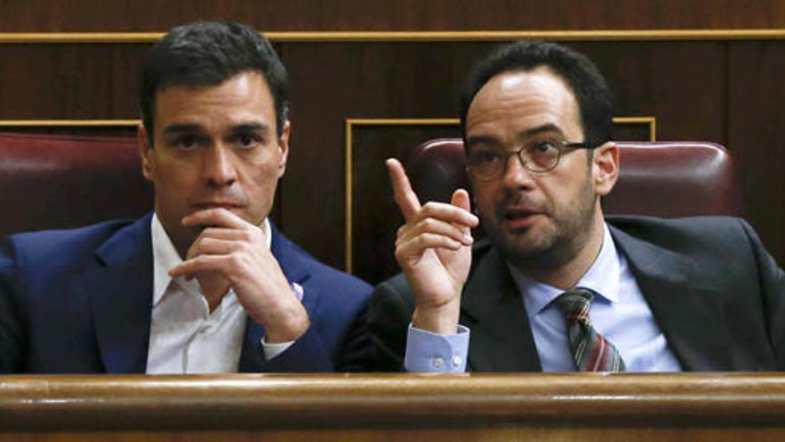 Antonio Hernando, con Pedro Sánchez.