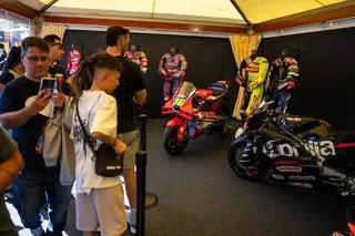 Àlex Márquez y otros pilotos, en la Fan Fest 2026 de MotoGP en la Plaça de Catalunya