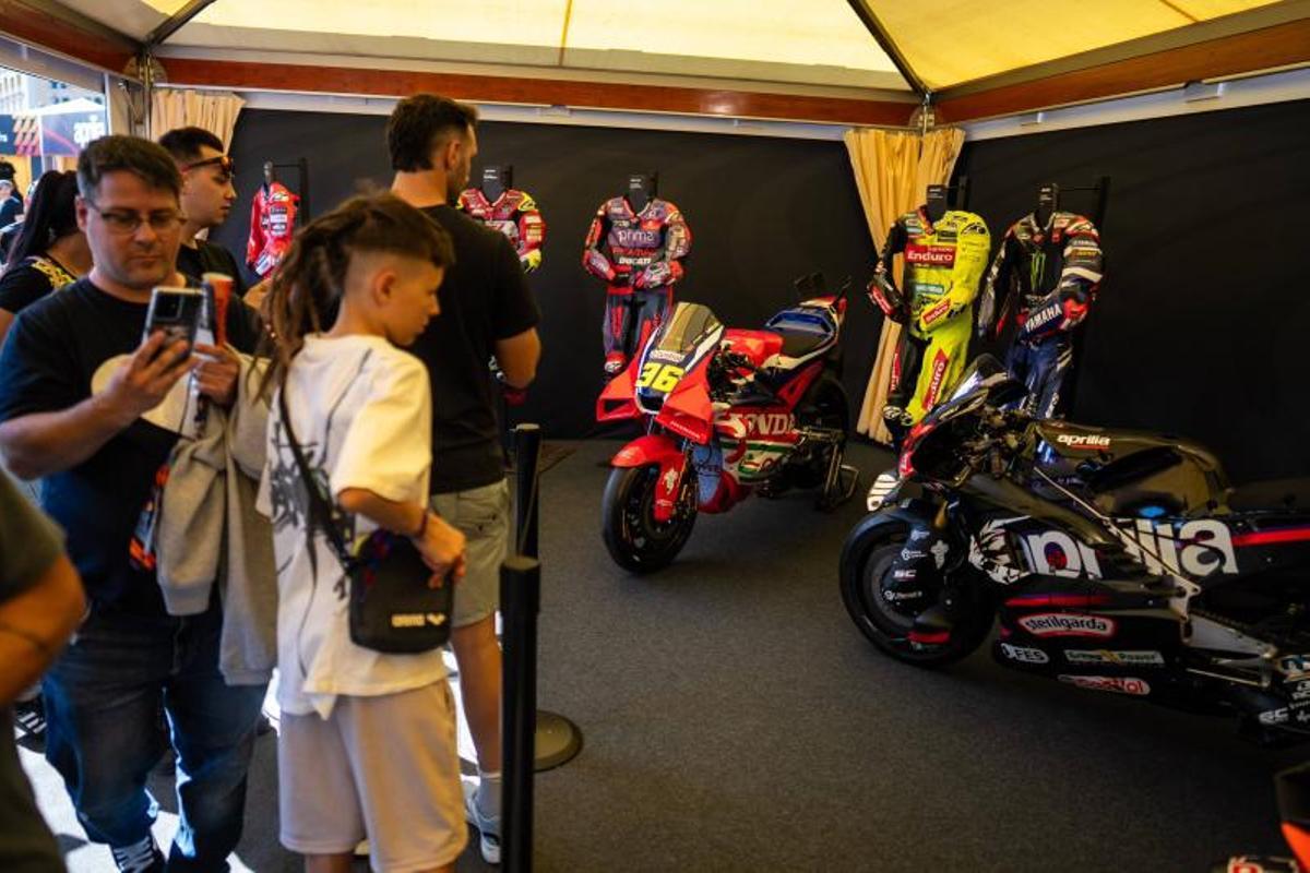Los pilotos Dani Holgado, Pedro Acosta, Joan Mir, Àlex Rins, Jorge Martín y Àlex Márquez participan en la Fan Fest 2026 de MotoGP en la Plaça de Catalunya