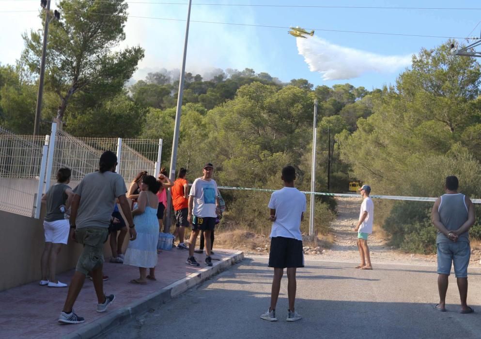 Efectivos y vecinos apagando el fuego