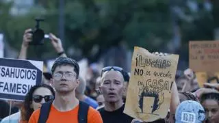 Miembros del Sindicato de Inquilinas acampan en Sol tras la manifestación por la vivienda